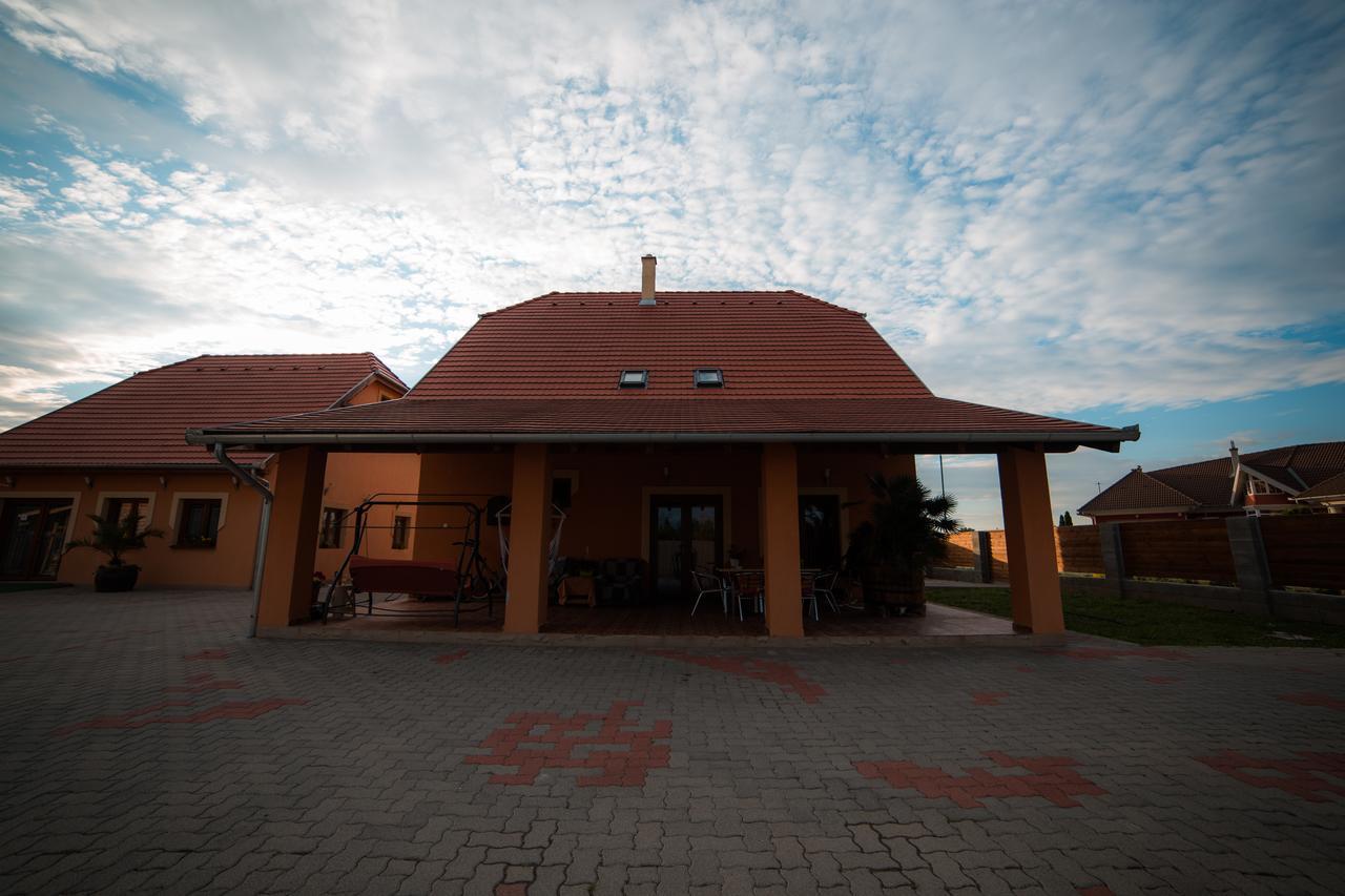 Bibic Vendeghazak Hotel Nagybajom Exterior photo